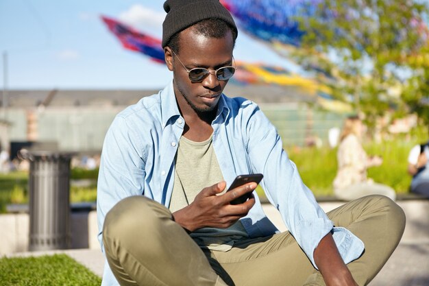 mec à la mode portant des vêtements à la mode et des lunettes de soleil élégantes