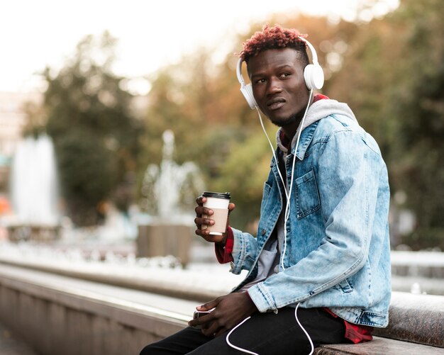 Mec moyen avec casque et tasse à café