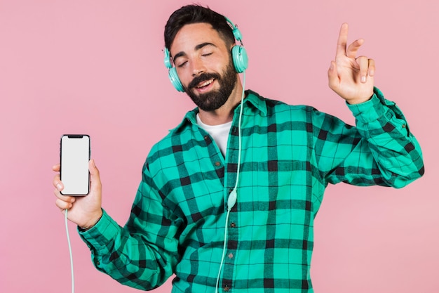 Mec moyen tirant de la musique