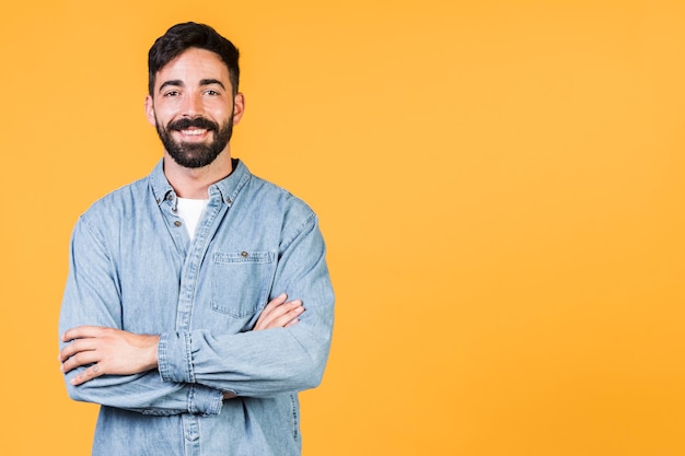 Mec souriant avec les bras croisés