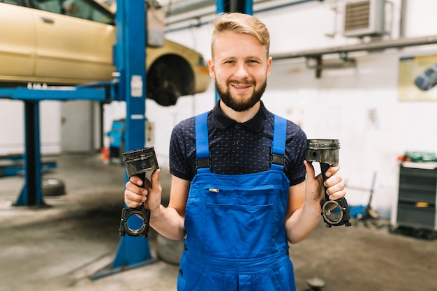 Mécanicien automobile dans les pistons d&#39;un moteur de manutention uniforme