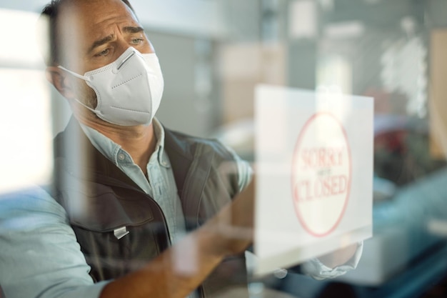 Un mécanicien automobile ferme son atelier en raison d'une pandémie de coronavirus