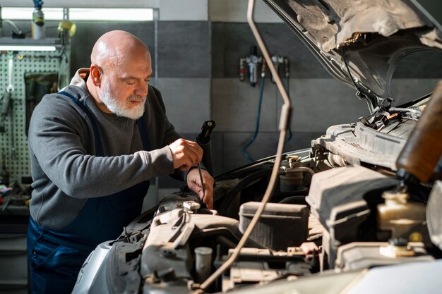 Mécanicien automobile masculin travaillant dans l'atelier de réparation automobile