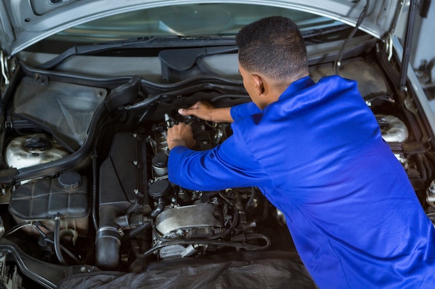 Mécanicien entretien d&#39;un moteur de voiture