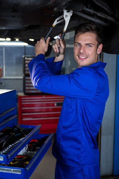 Photo gratuite mécanicien d'entretien d'une voiture