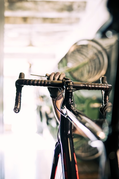 Photo gratuite mécanicien réparant un vélo