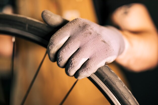 Mécanicien réparant un vélo