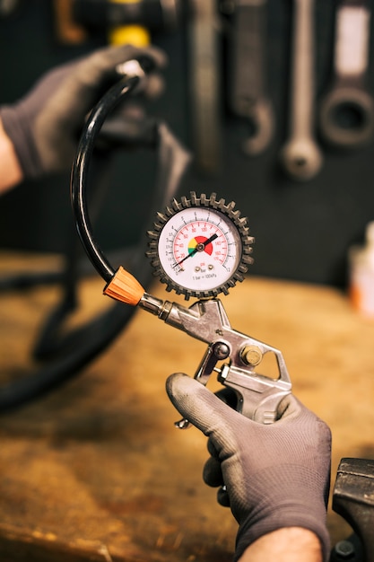 Mécanicien réparant un vélo