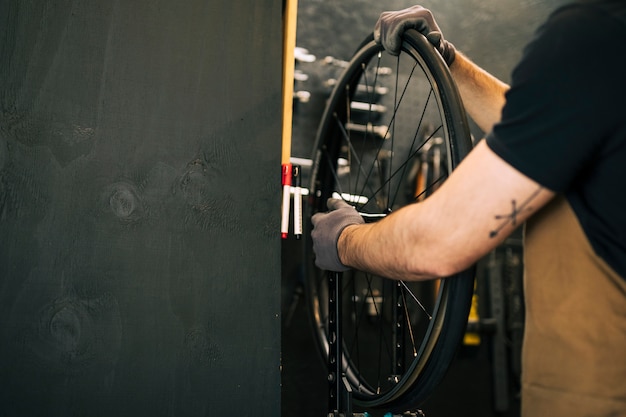 Mécanicien réparant un vélo