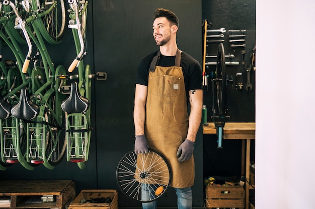 Photo gratuite mécanicien réparant un vélo