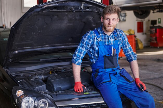 Mécanicien réparant une voiture dans l'atelier