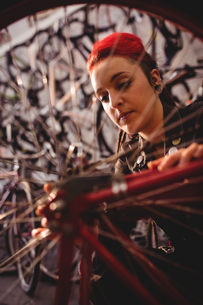 Photo gratuite mécanicien réparer un vélo