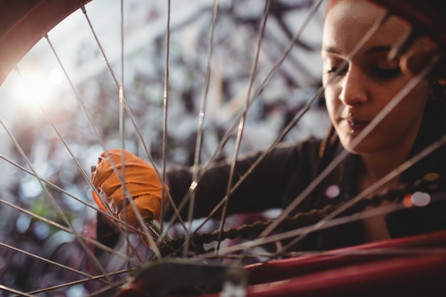 Mécanicien réparer un vélo