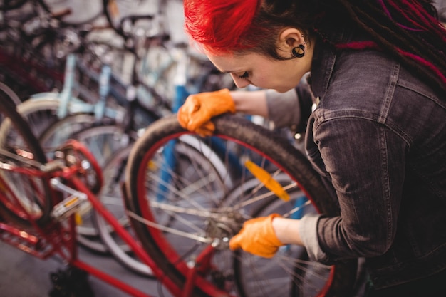 Mécanicien réparer un vélo