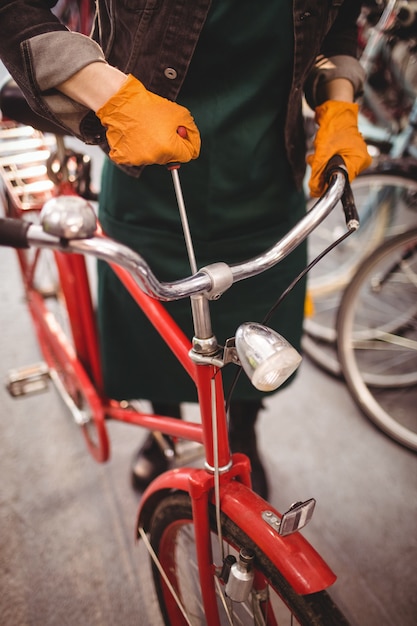 Photo gratuite mécanicien réparer un vélo