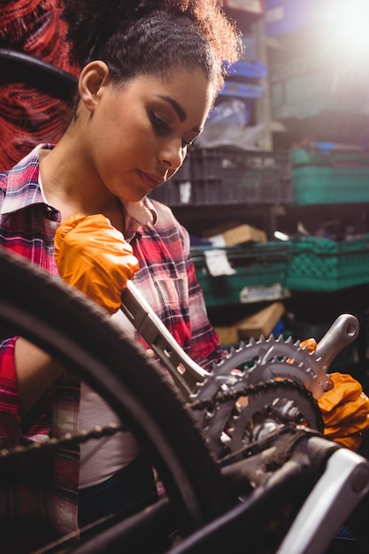 Photo gratuite mécanicien réparer un vélo