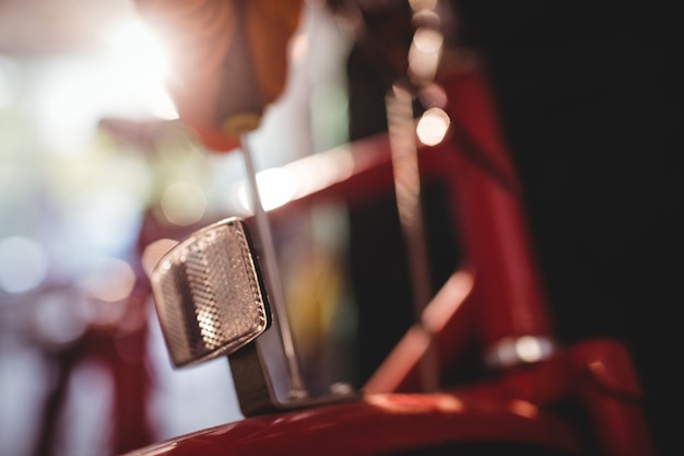 Photo gratuite mécanicien réparer un vélo