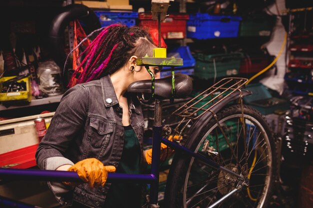 Mécanicien réparer un vélo