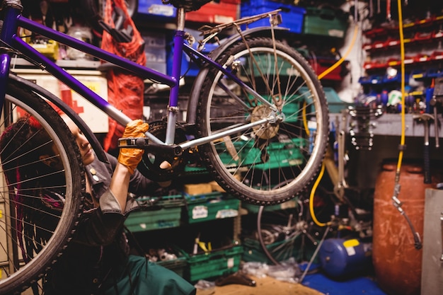 Mécanicien réparer un vélo