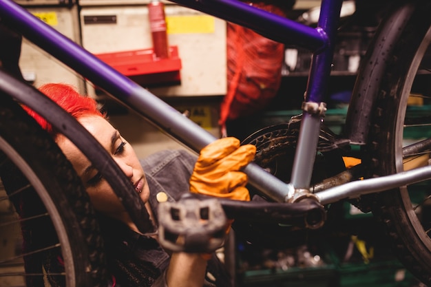 Mécanicien réparer un vélo