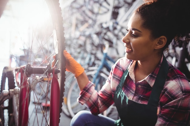 Photo gratuite mécanicien réparer un vélo