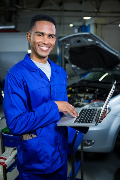 Mécanicien travaillant sur ordinateur portable