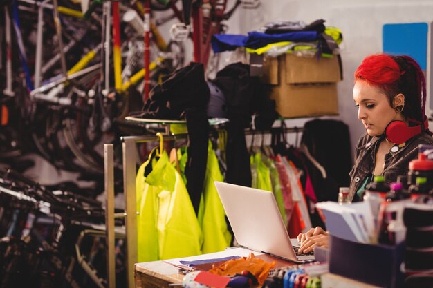 Mécanicien utilisant un ordinateur portable au comptoir