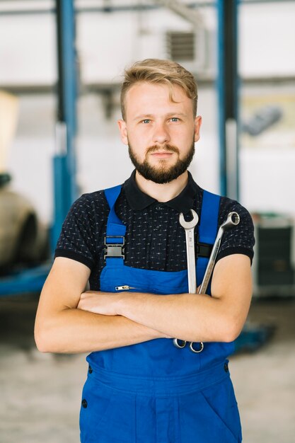 Mécanicien de voiture croisant les mains