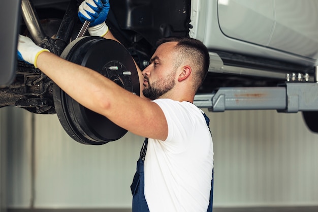 Mécanicien, vue frontale, changer, roues voiture