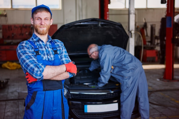 Mécaniciens réparant une voiture dans l'atelier