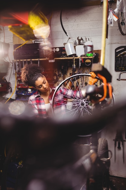 Mechanic l&#39;examen d&#39;une roue de bicyclette