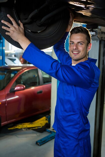 Mechanic fixation d&#39;un pneu de voiture