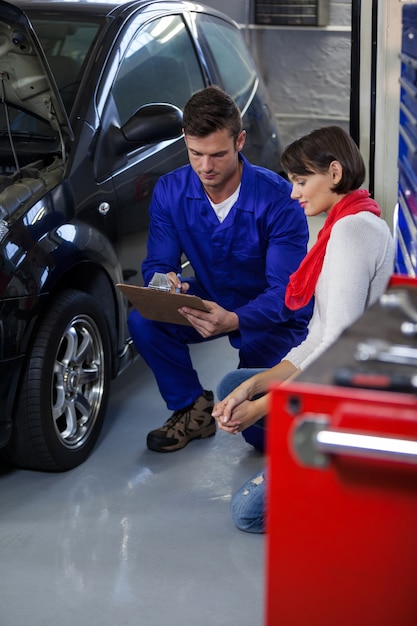 Mechanic montrant la citation à un client