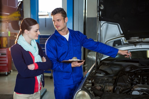 Mechanic montrant la citation à un client