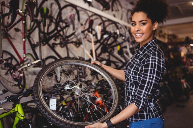 Mechanic tenant une roue de bicyclette