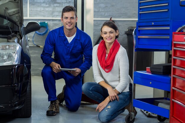 Mechanic tenant tablette numérique avec le client