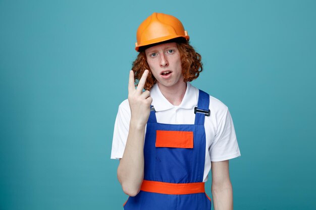 Mécontent montrant le nombre de jeunes constructeurs en uniforme isolés sur fond bleu