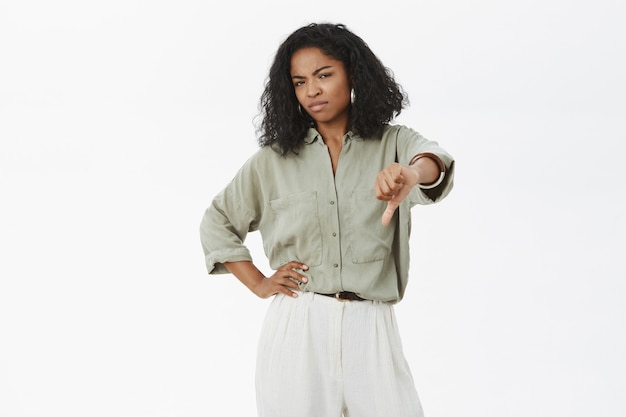 Photo gratuite mécontent pointilleux élégant et attractif employeur féminin afro-américain n'aime pas