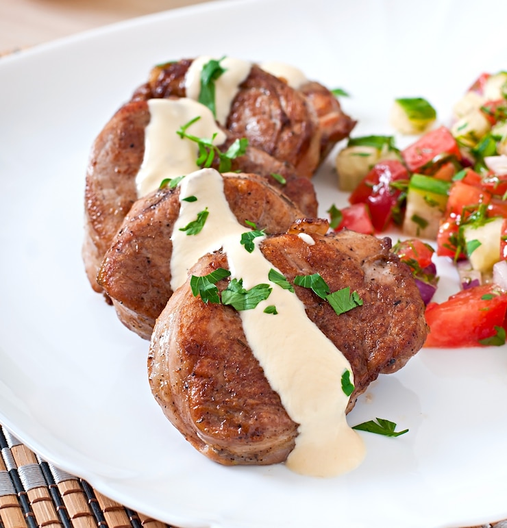 Photo gratuit médaillons de porc avec salsa