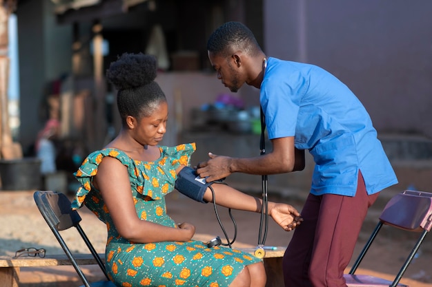 Médecin d'aide humanitaire en Afrique prenant soin d'un patient