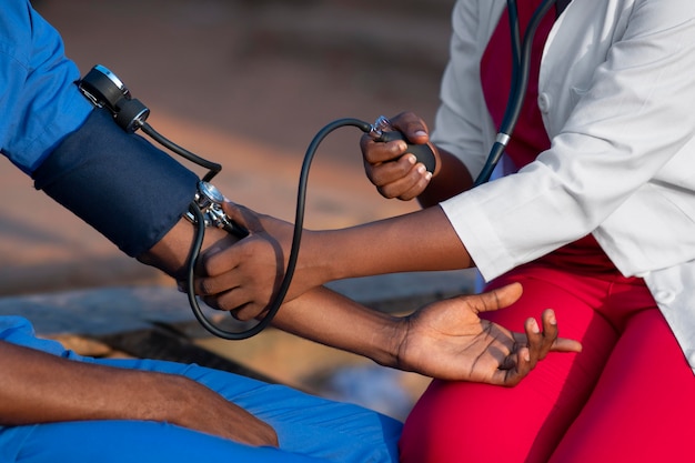 Médecin d'aide humanitaire en Afrique prenant soin d'un patient