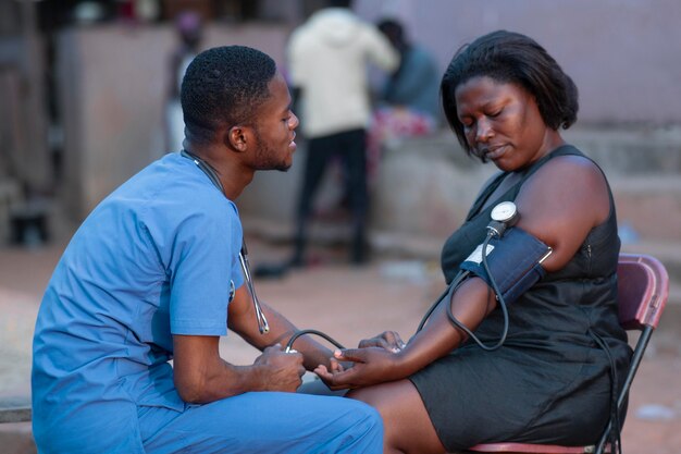 Médecin d'aide humanitaire en Afrique prenant soin d'un patient