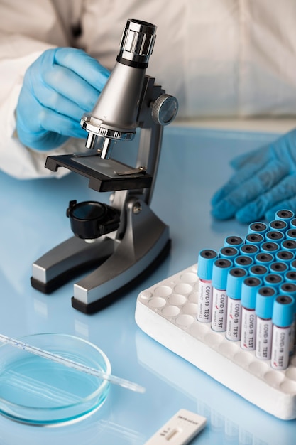 Médecin analysant des échantillons de sang au microscope