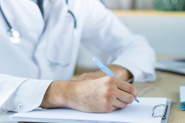 Médecin anonyme prenant des notes