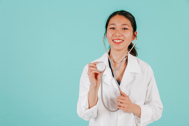 Médecin asiatique souriant avec stéthoscope