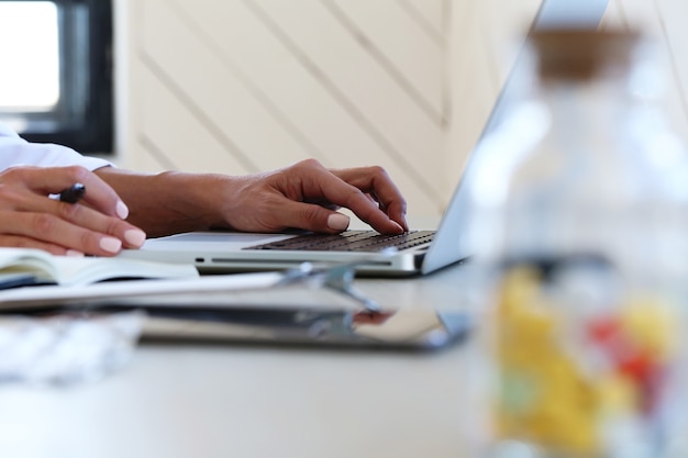 Photo gratuite médecin au bureau