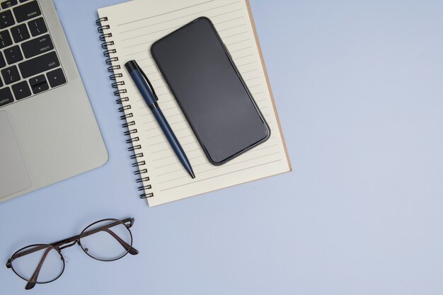 Médecin au travail. Vue de dessus du bureau du médecin avec stéthoscope, ordinateur portable, stylo et presse-papiers avec espace de copie pour votre texte. Technologie de l'information médicale moderne. à plat, copiez l'espace.