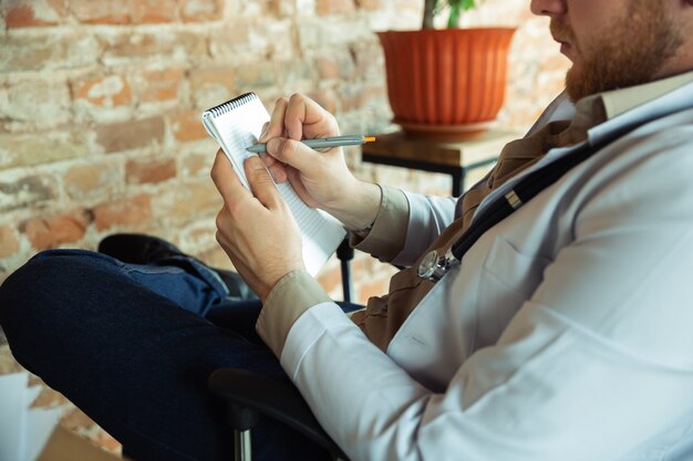 Médecin consultant pour patient, travaillant avec des notes.