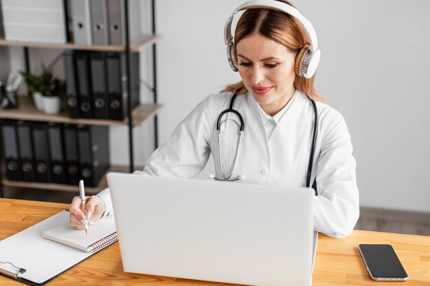 Médecin coup moyen avec un casque