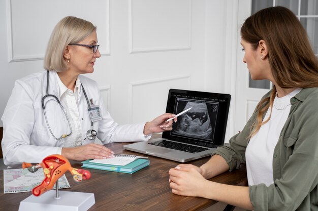 Médecin à coup moyen expliquant l'échographie